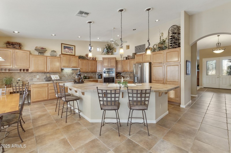 Kitchen with island/breakfast bar