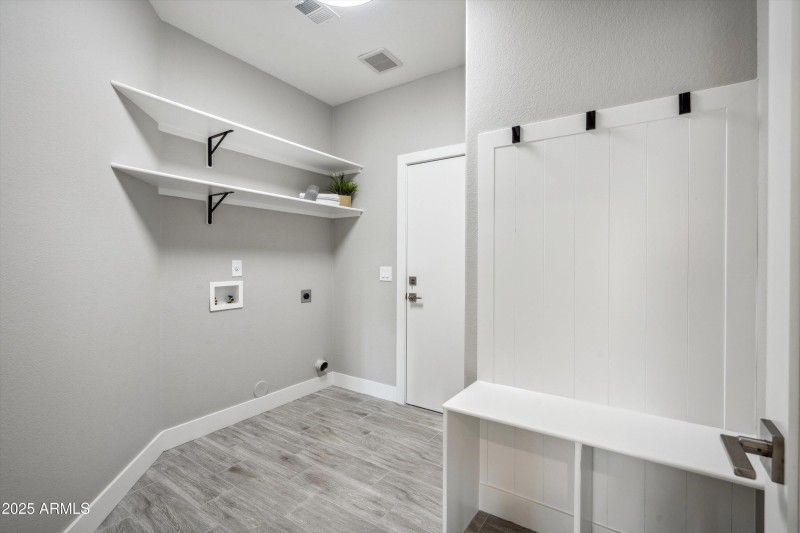 21-Master Closet