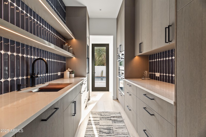 BUTLER'S PANTRY VIEW II