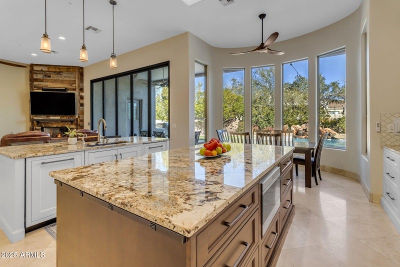 Kitchen & Breakfast Room