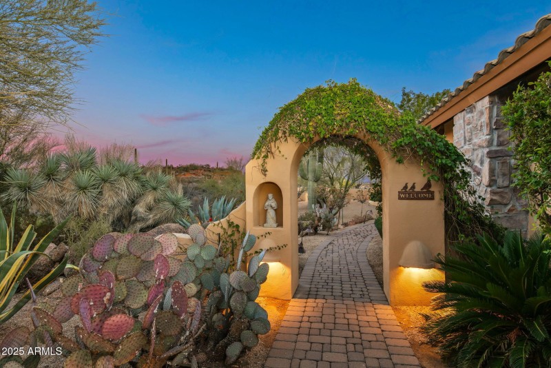 10-web-or-mls-Front Court Yard Entry