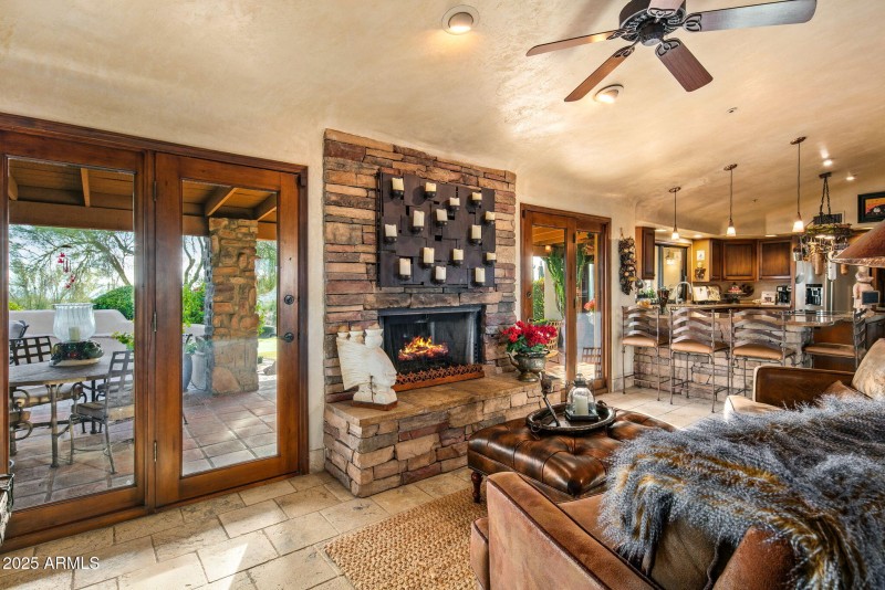 21-web-or-mls-Family Room Views