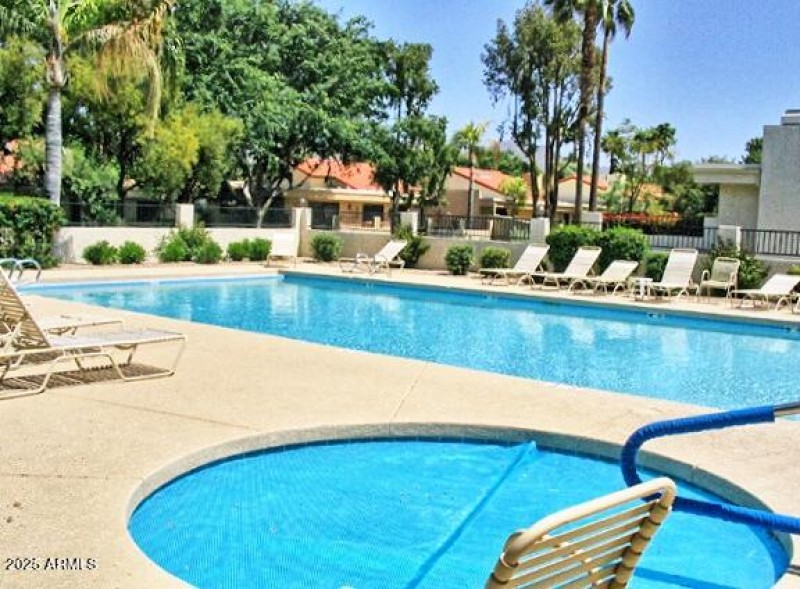 Community Pool center_easyHDR
