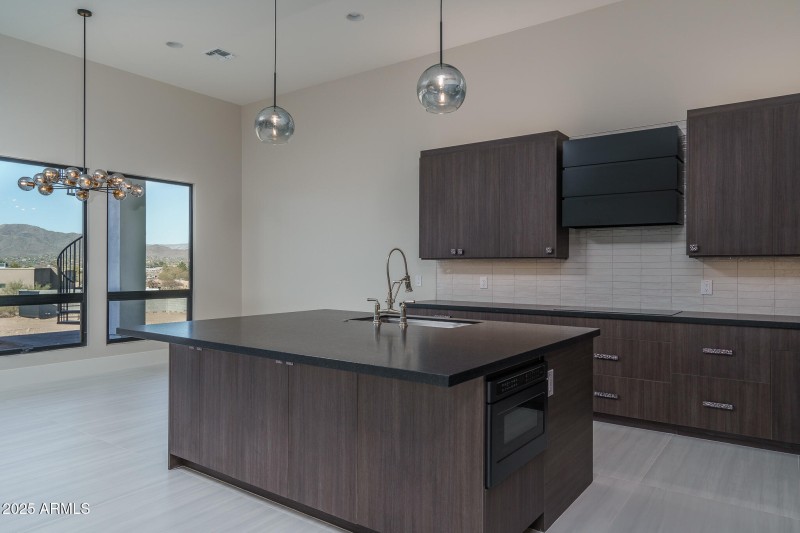 10) KITCHEN