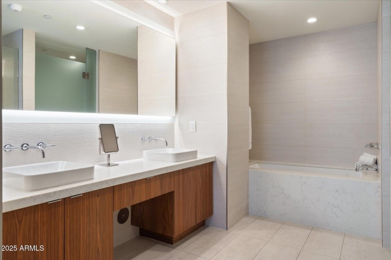 Dual Sinks, Tub & Separate Shower