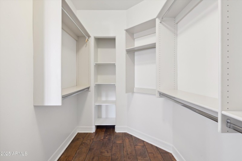25-Master Closet