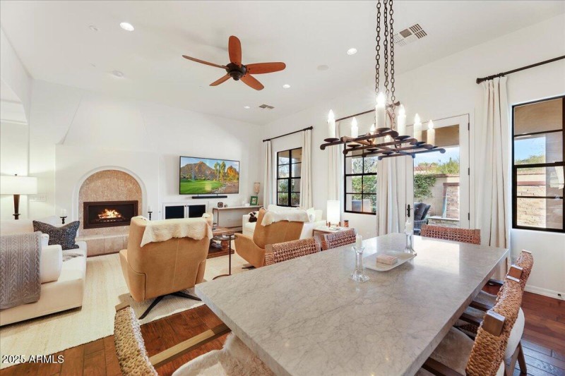 05-Living_Dining Area