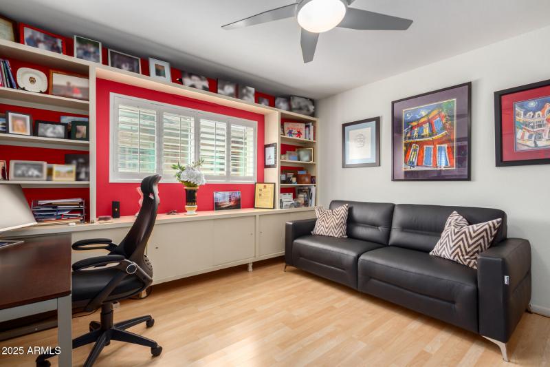 Office / Guest Bedroom 4