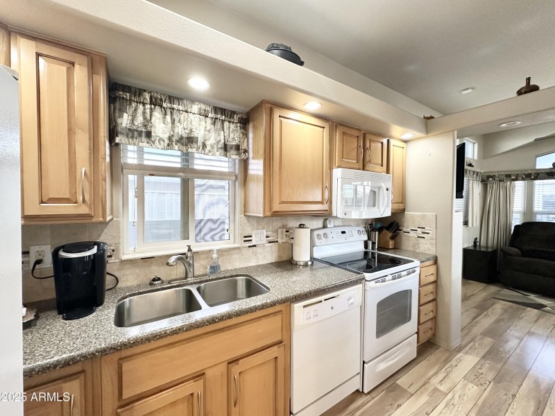 UNDERMOUNT STAINLESS SINK