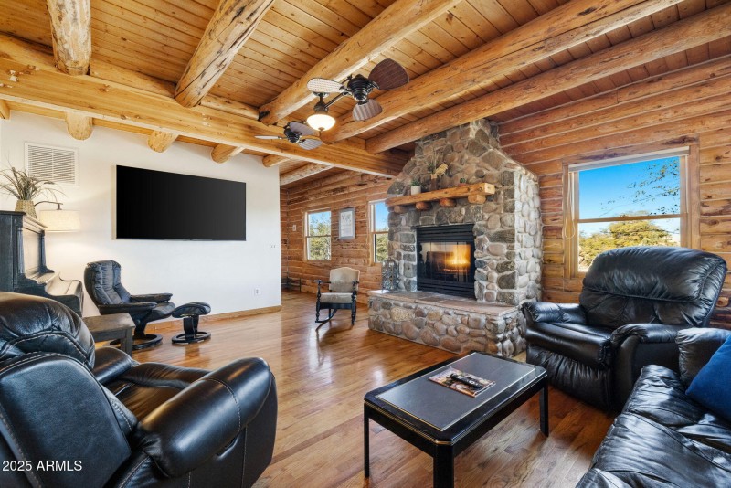 10-Living Room (2)