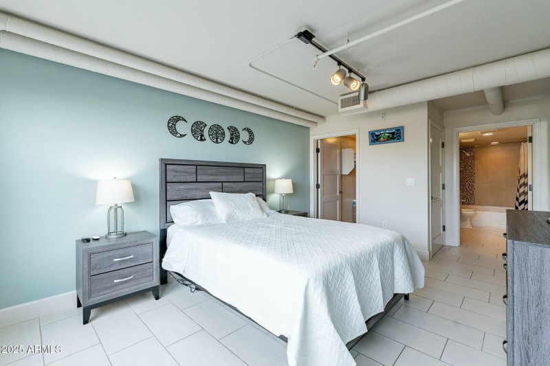 Primary Bedroom w Ensuite Bath