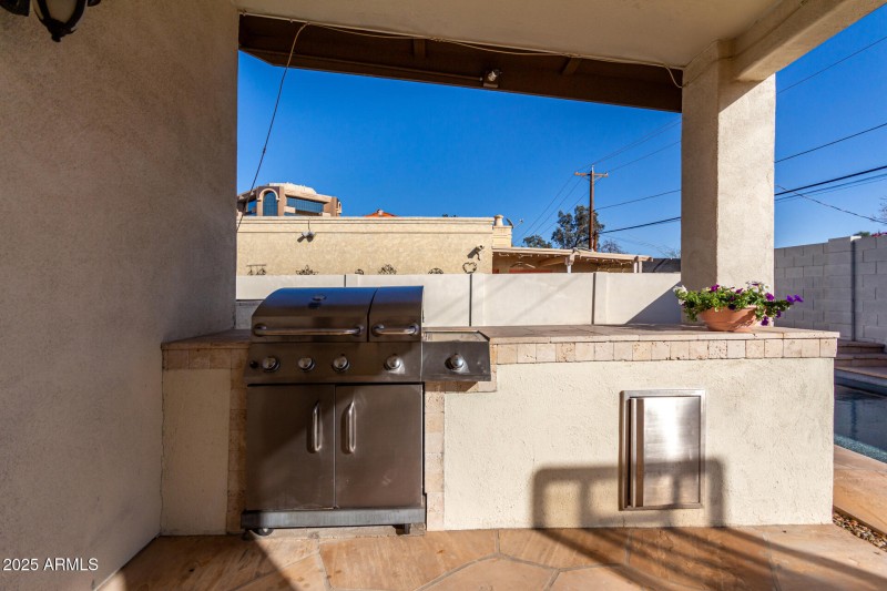 Built in gas grill/outdoor kitchen area