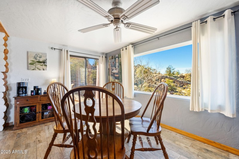 16-Breakfast Nook