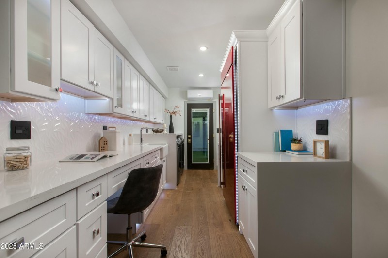 LAUNDRY WITH OFFICE BUILT-INS