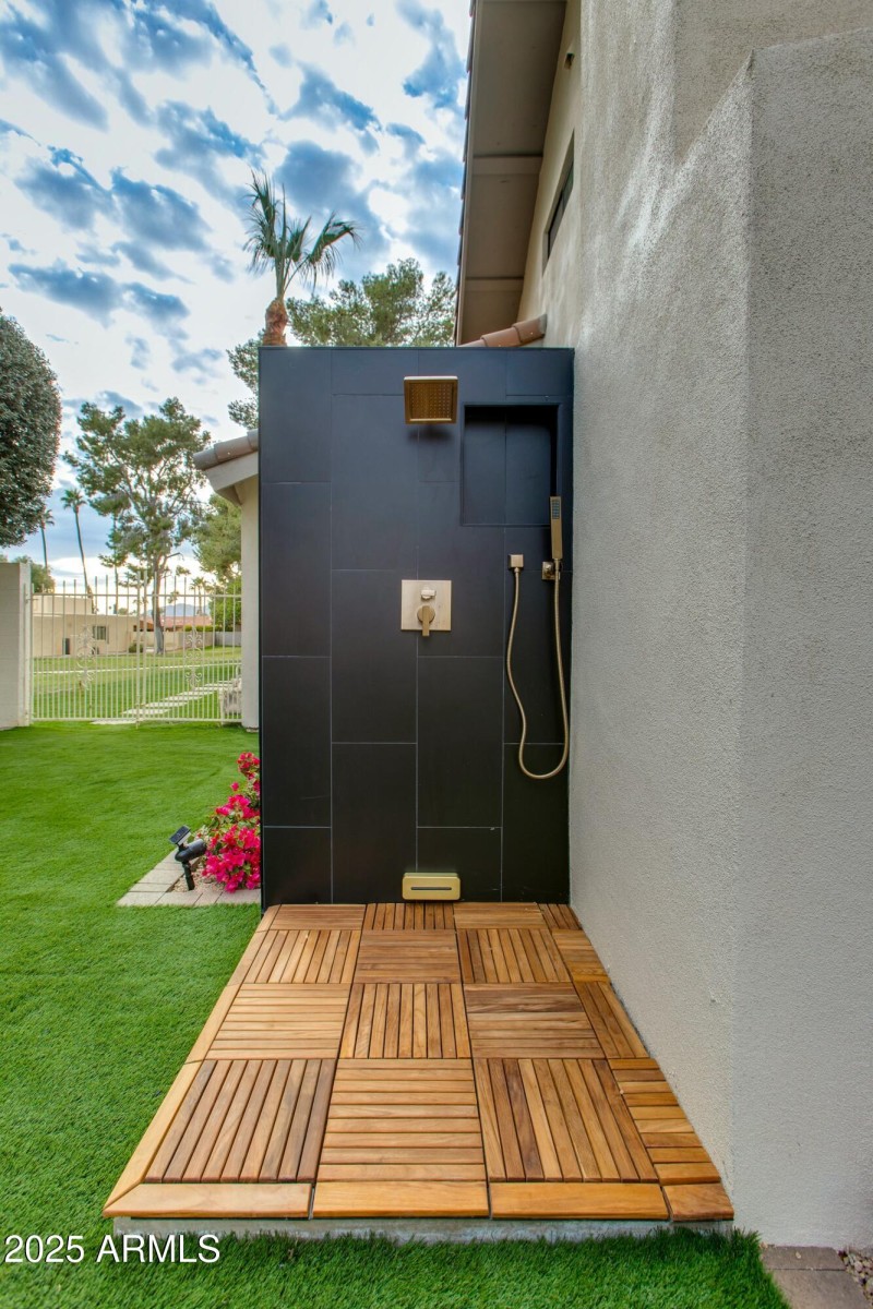 OUTDOOR SHOWERS