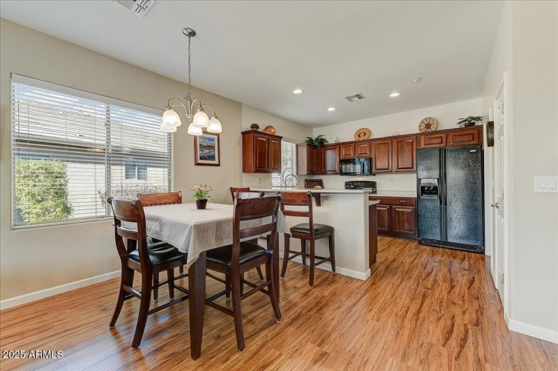 06-Dining to Kitchen