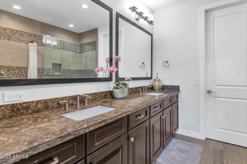 10260 E White Feather Ln-large-019-023-T