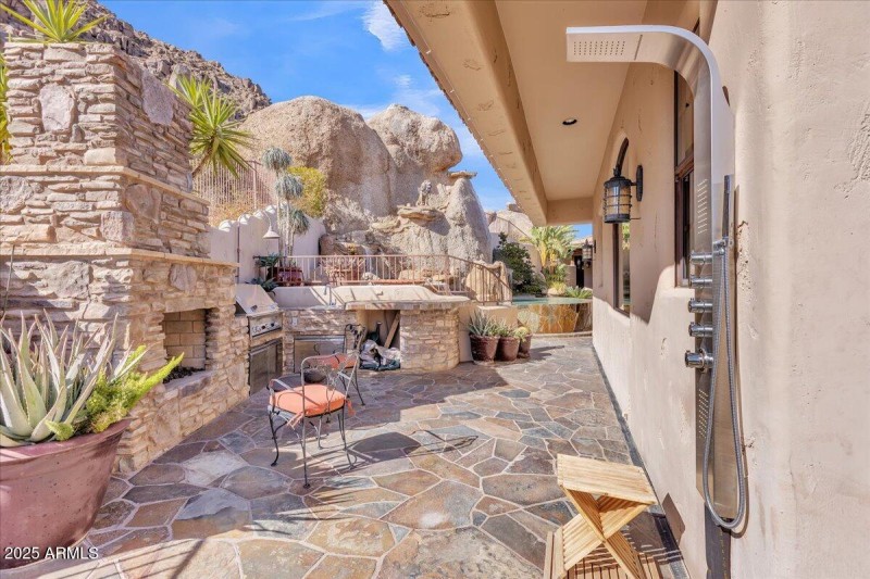 Outdoor shower and outdoor kitchen.
