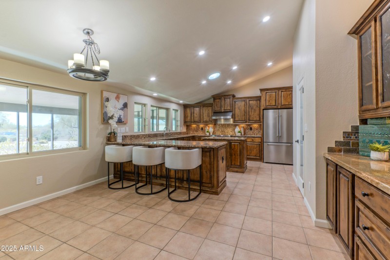 Kitchen has dining area & breakfast bar