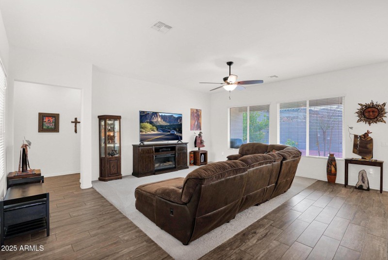 LARGE GREAT ROOM