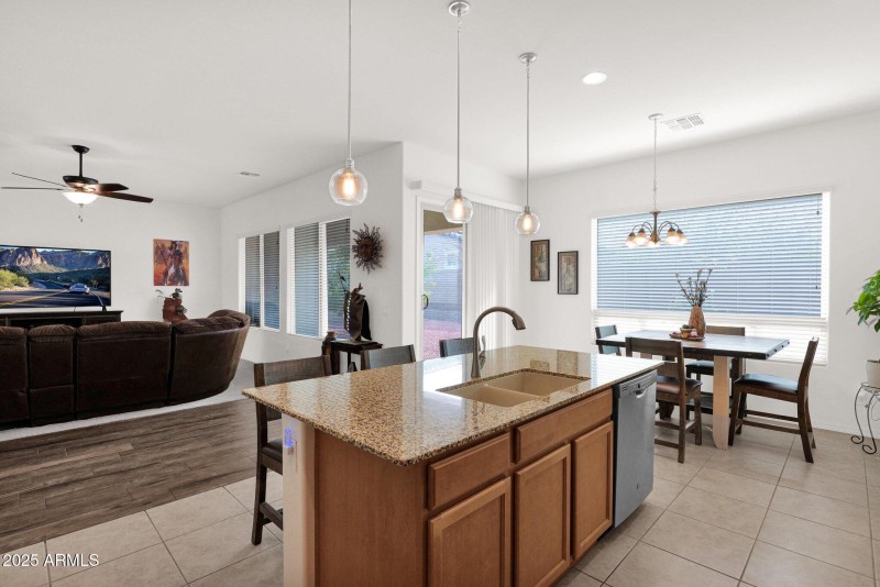 KITCHEN/GREATROOM