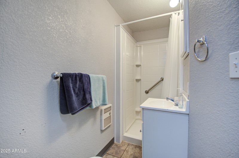 Bathroom 1-pic 1