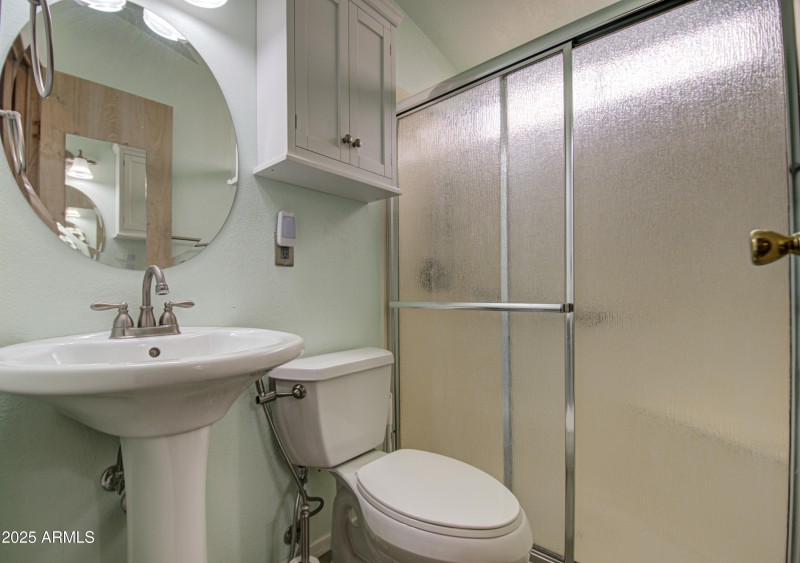 Bathroom 2-pic 2