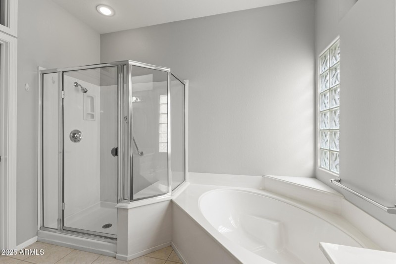 SEPARATE TUB & SHOWER