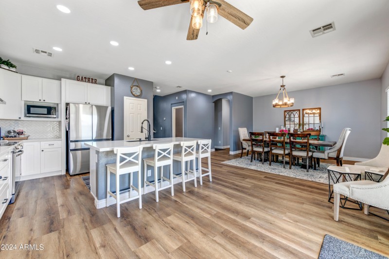 Kitchen & Dining