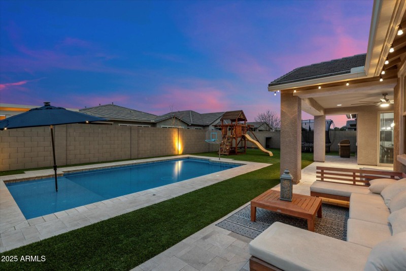 BEAUTIFUL POOL w SEATING AREA