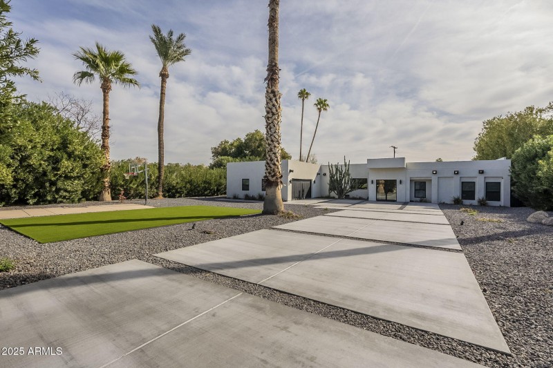 Large front yard and driveway