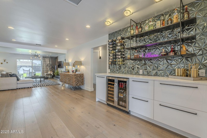 Wetbar with stylish backsplash
