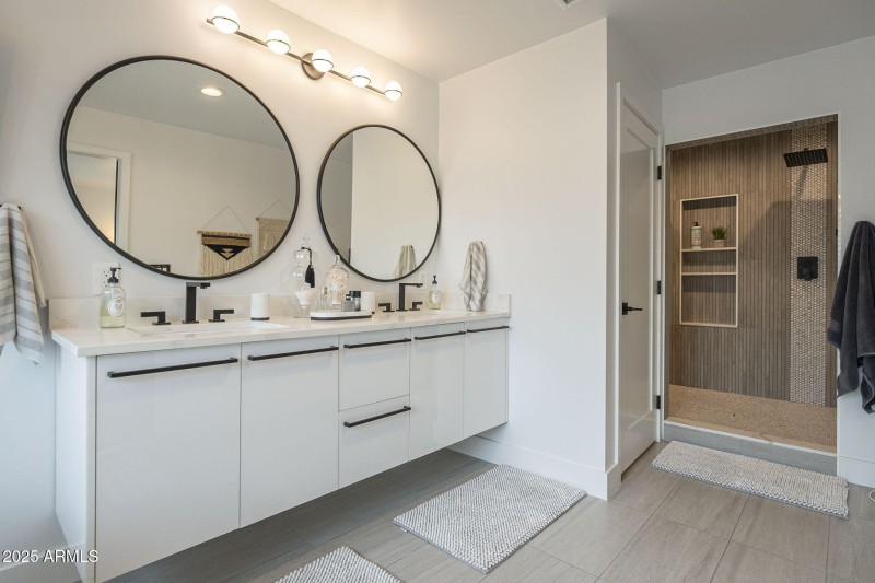 Primary En-suite double vanity