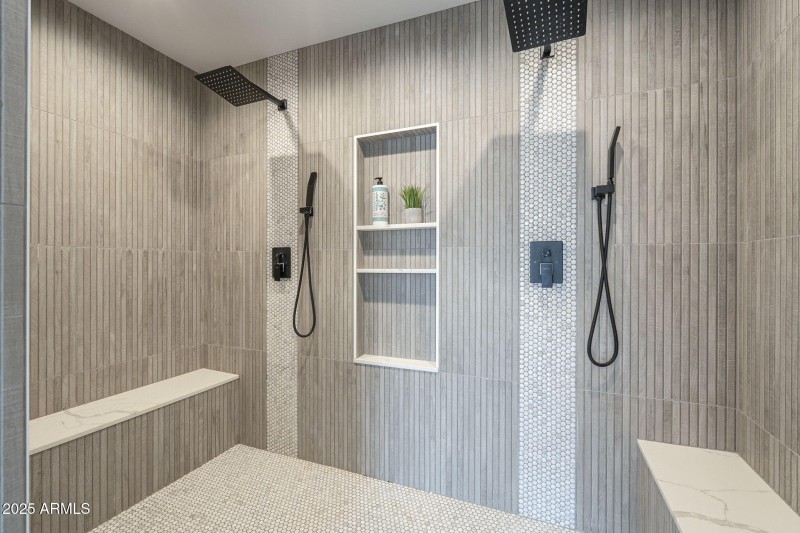 Walk in Shower with two showerheads