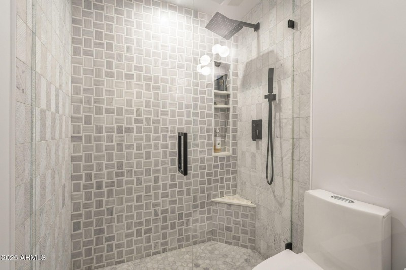Guest bathroom 2