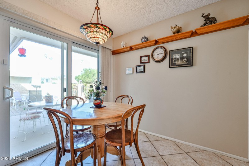 EAT-IN KITCHEN