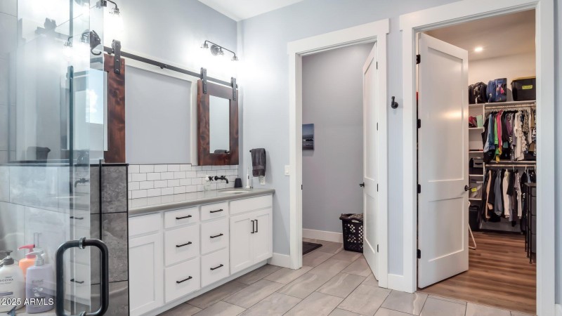 Master Bathroom/ wlk in closet