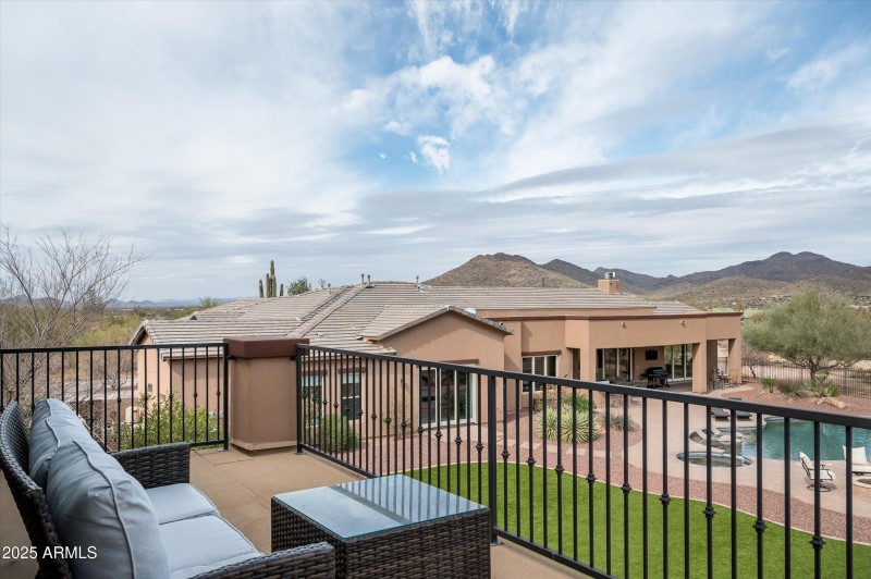 52-35045N52ndPlace-52