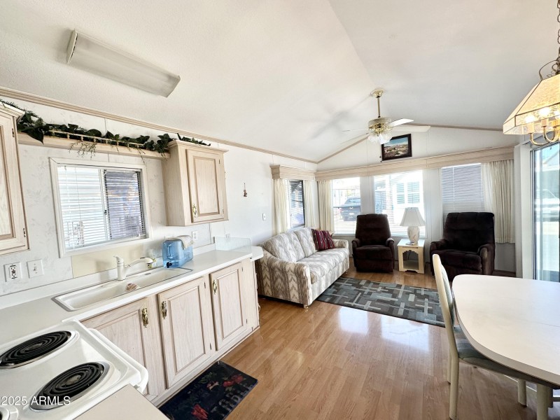 GREAT KITCHEN SET UP