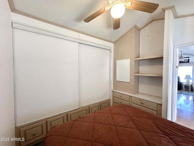 GRAND CLOSET W/DRAWERS BELOW
