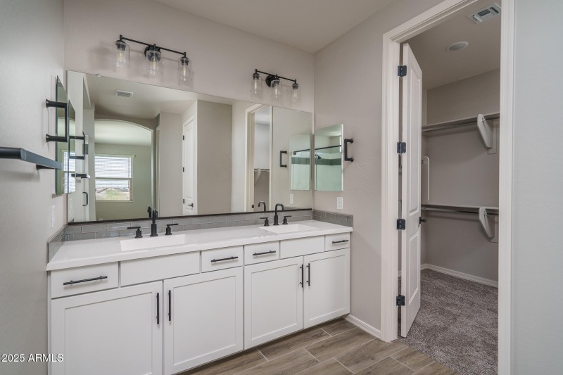 14) PRIMARY BATH