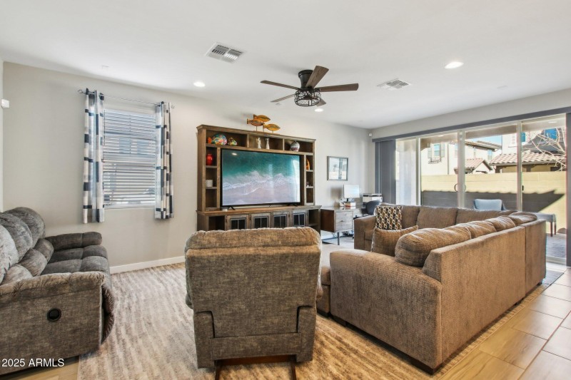 5-web-or-mls-E Texas Ave-005