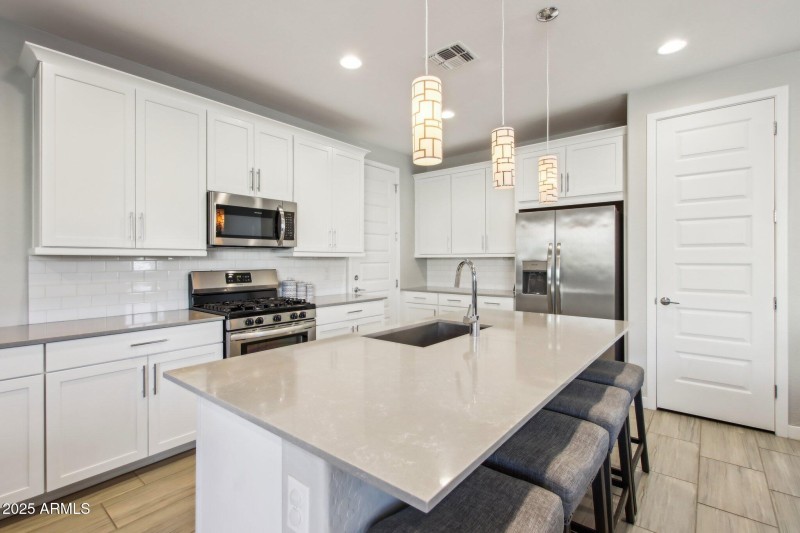 12-web-or-mls-E Texas Ave-012