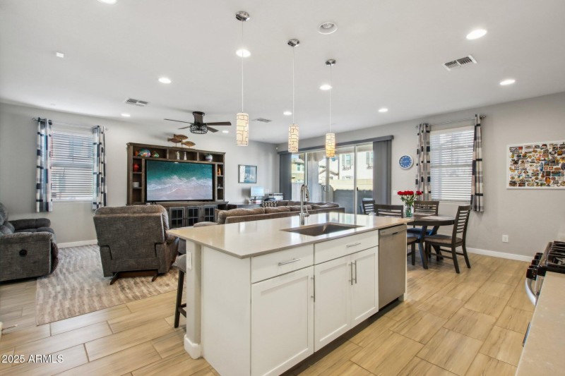 13-web-or-mls-E Texas Ave-013