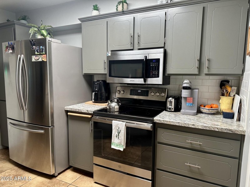 Kitchen toward Frig