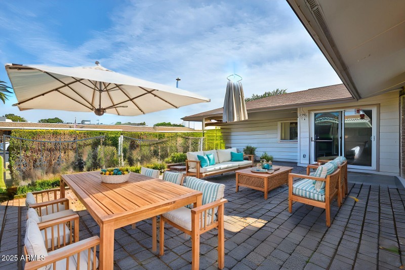 VIRTUAL STAGING.FRONT PATIO