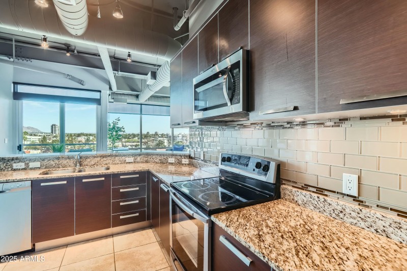 Large Kitchen w Granite & Pantry