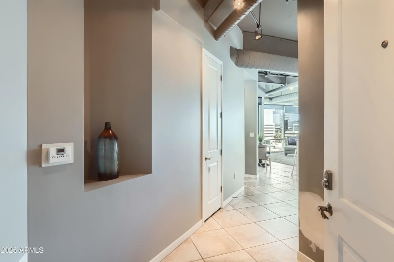 Foyer w Decorative Niche