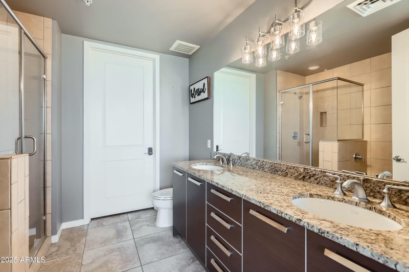 Large Ensuite w Custom Closet