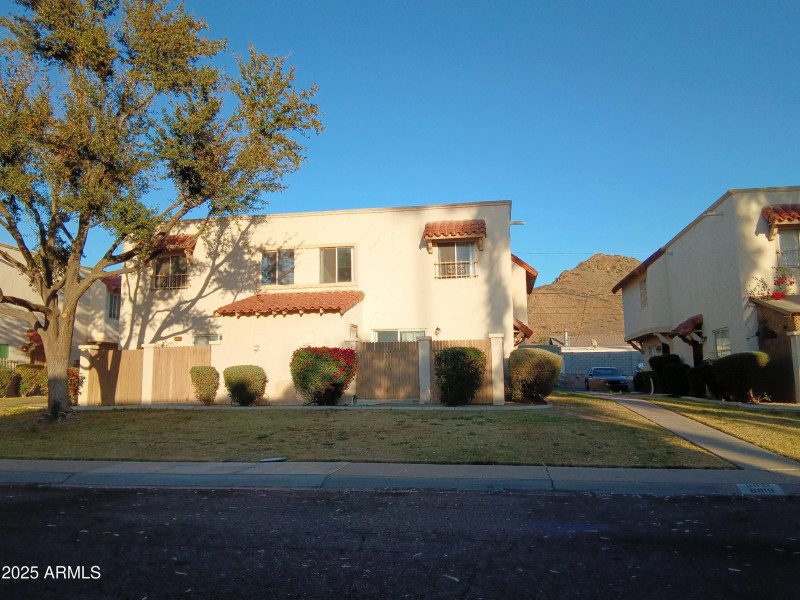 8819 N 12th Pl - Front Vw-Mtn View